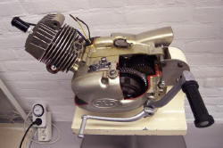 De wereldberoemde JLO G50 motor, nu in een opengewerkte uitvoering.