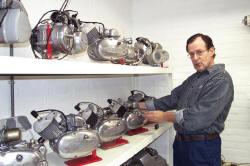 Clemens Jansen bij zijn geliefde JLO motoren, alle door Batavus in Nederland toegepaste motoren heeft Clemens verzameld in zijn museum n zij werken uiteraard allemaal perfect !