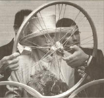 Foto uit het Algemeen Dagblad, Prinses M�xima toont zich een begaafd fietsfabrikant bij Batavus, "In de drie voorgeschreven slagen met de sleutel had ze de pin in het frame van de fiets", aldus Rob Beset, directeur van Batavus.